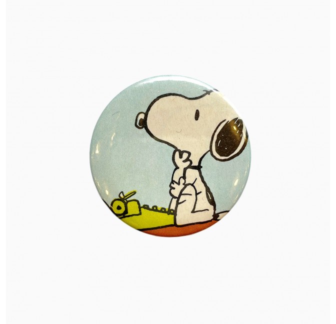 Badge Snoopy et sa machine à écrire - Pièce unique, en exclusivité chez Titlee