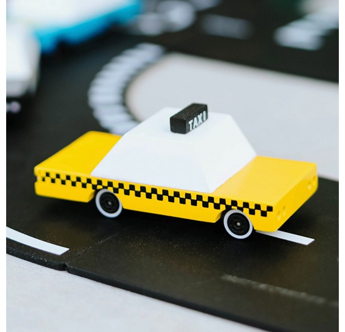 Taxi jaune en bois - CandyLab Toys chez Titlee
