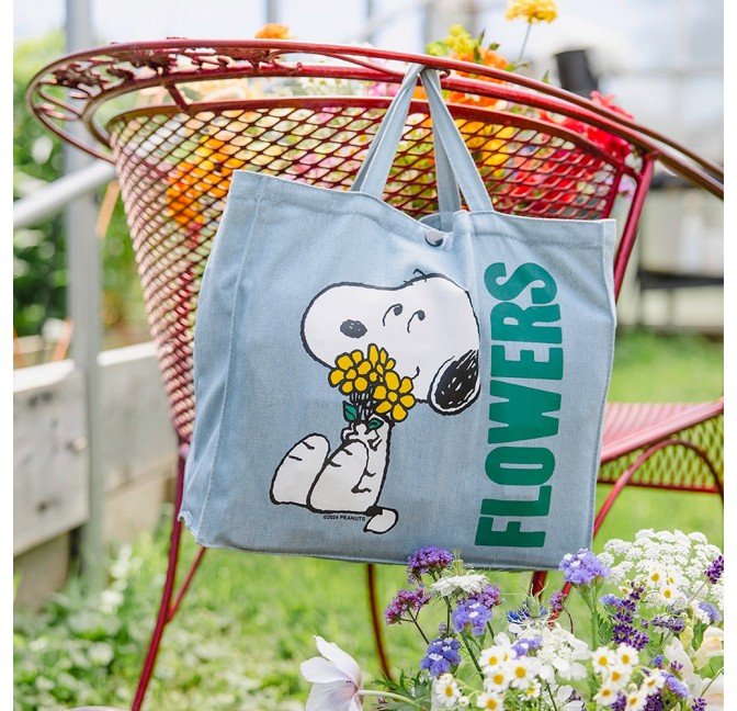 Sac shopping Snoopy Flowers en jean sérigraphié - Three Potato Four en exclusivité chez Titlee Paris