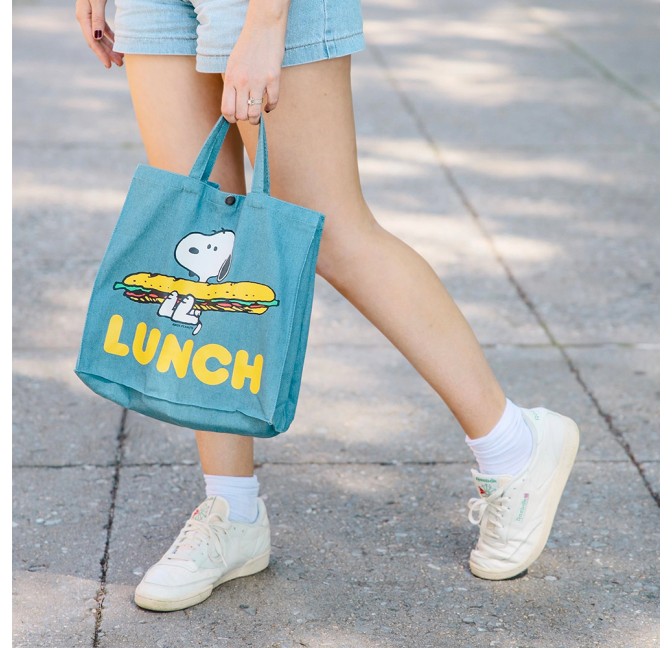 Sac shopping Snoopy Lunch en jean sérigraphié - Three Potato Four en exclusivité chez Titlee Paris