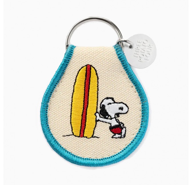 Porte-clés brodé Snoopy Surf - Three Potato Four en exclu chez Titlee