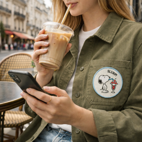 Écusson thermocollant Snoopy Slurp - 7,5 cm - Peanuts x Titlee