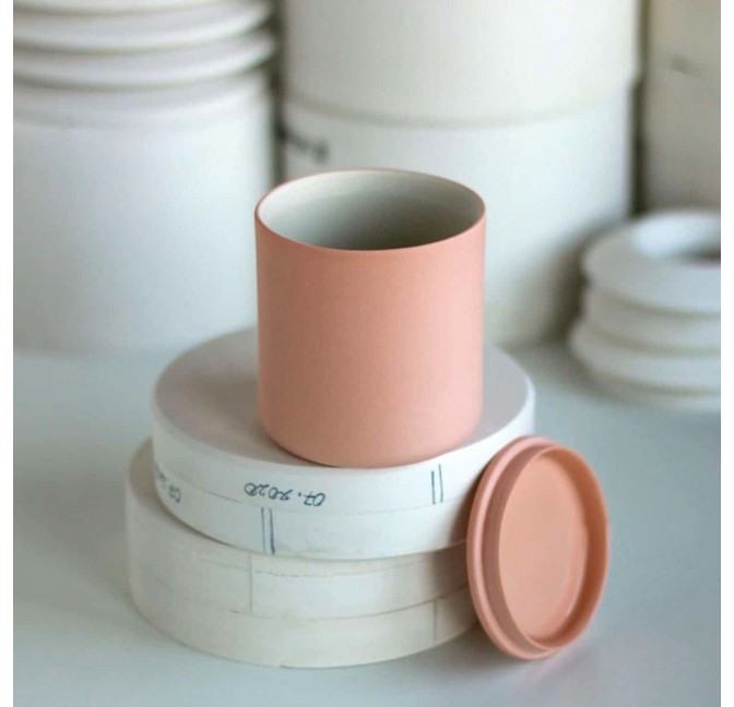Porcelain lidded jar peach - Kira Ni