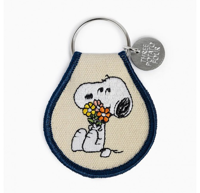 Porte-clés brodé Snoopy Bouquet - Three Potato Four en exclu chez Titlee