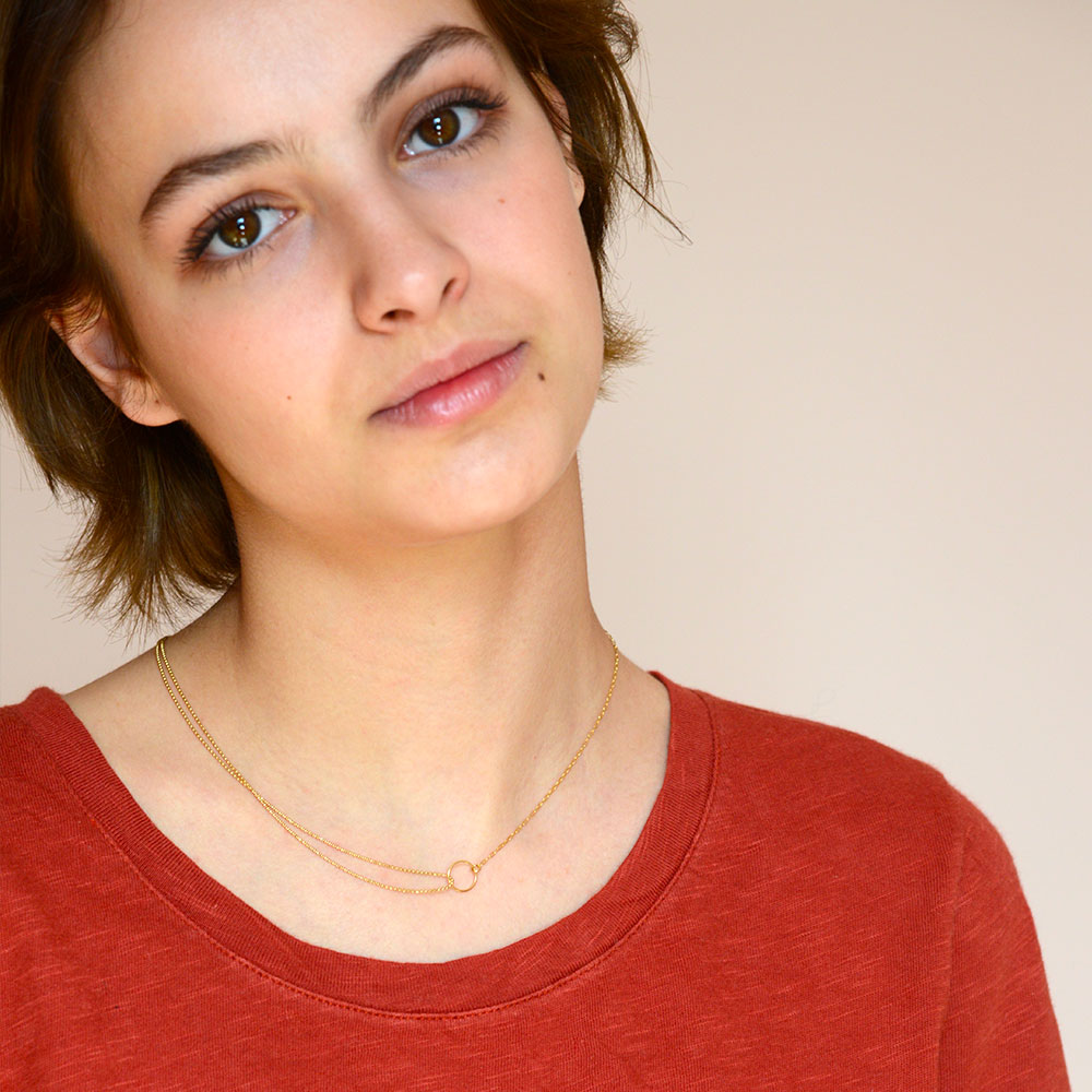Collier Midtown Titlee porté - tee-shirt rouge - chaîne dorée à l'or fin