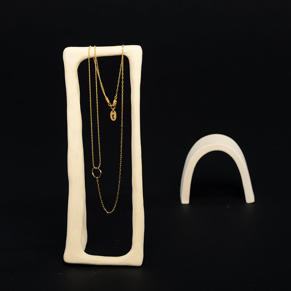 Collier Midtown Titlee - présenation sur objet en créamique - bijou signature depuis 2009