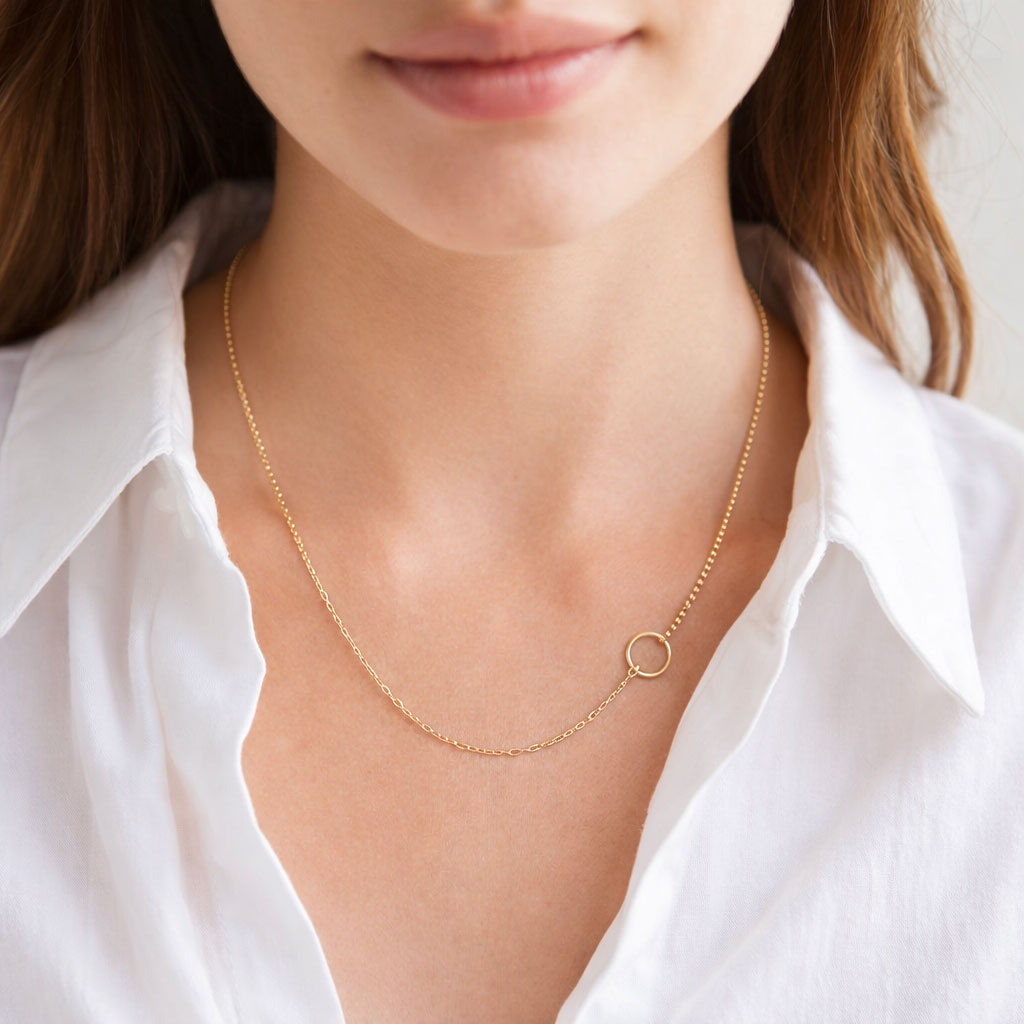 Collier Midtown Titlee porté - chemise blanche - bijou doré à l'or fin