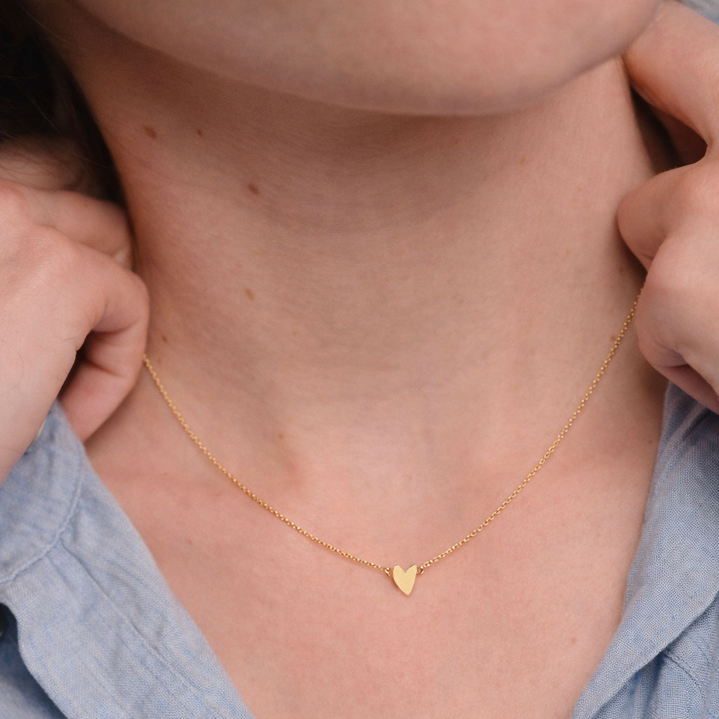 Collier Grant Titlee doré porté avec une chemise - Fabriqué à Paris