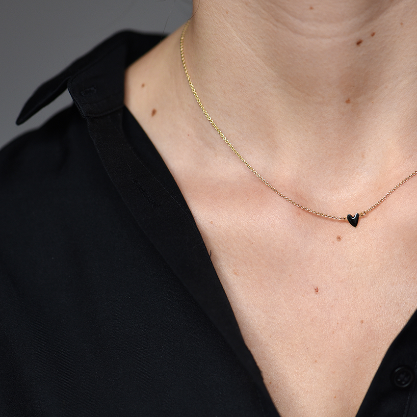 Collier Grant noir Titlee porté avec une chemise noire - Fabriqué à Paris