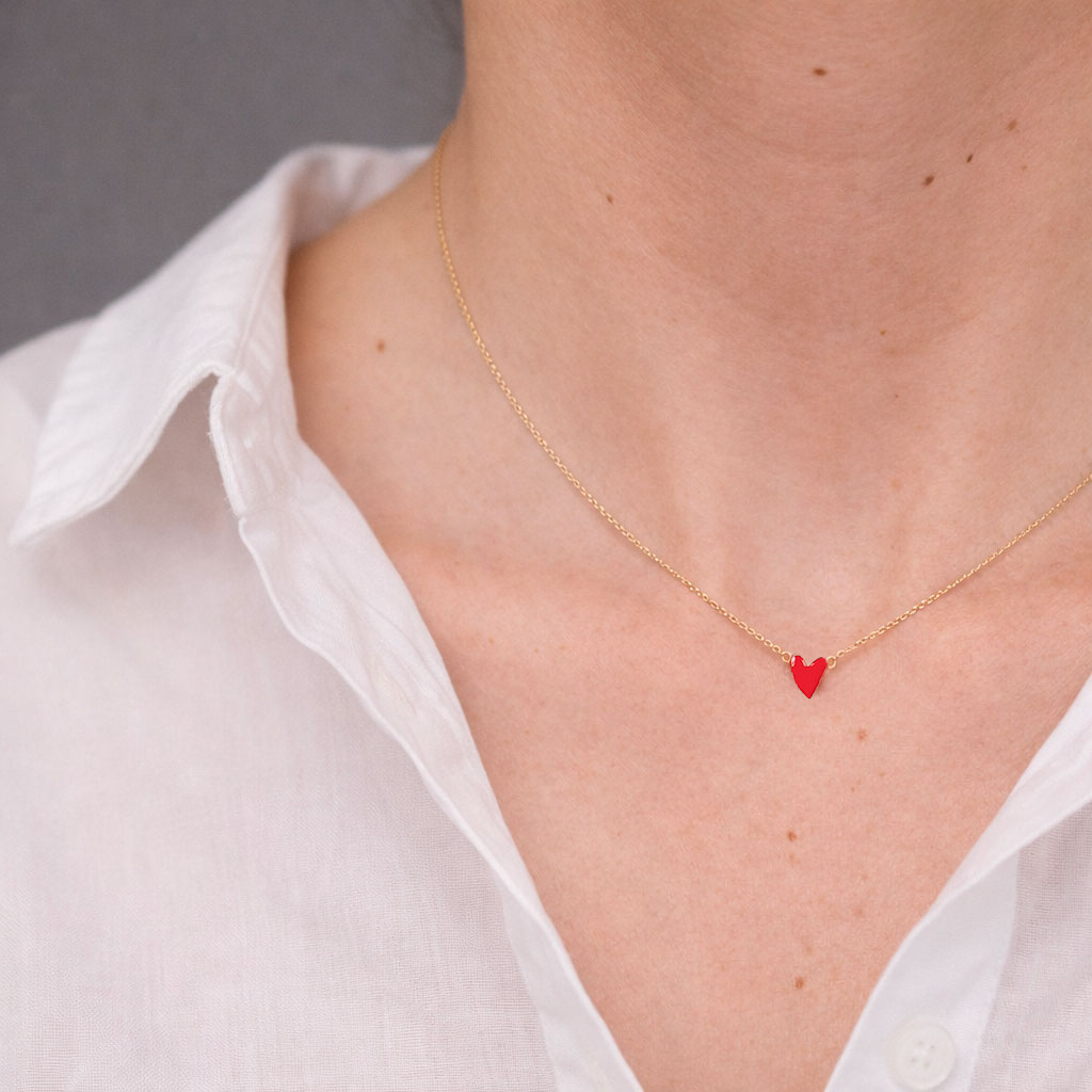 Collier Grant coquelicot Titlee porté avec une chemise blanche - Fabriqué à Paris