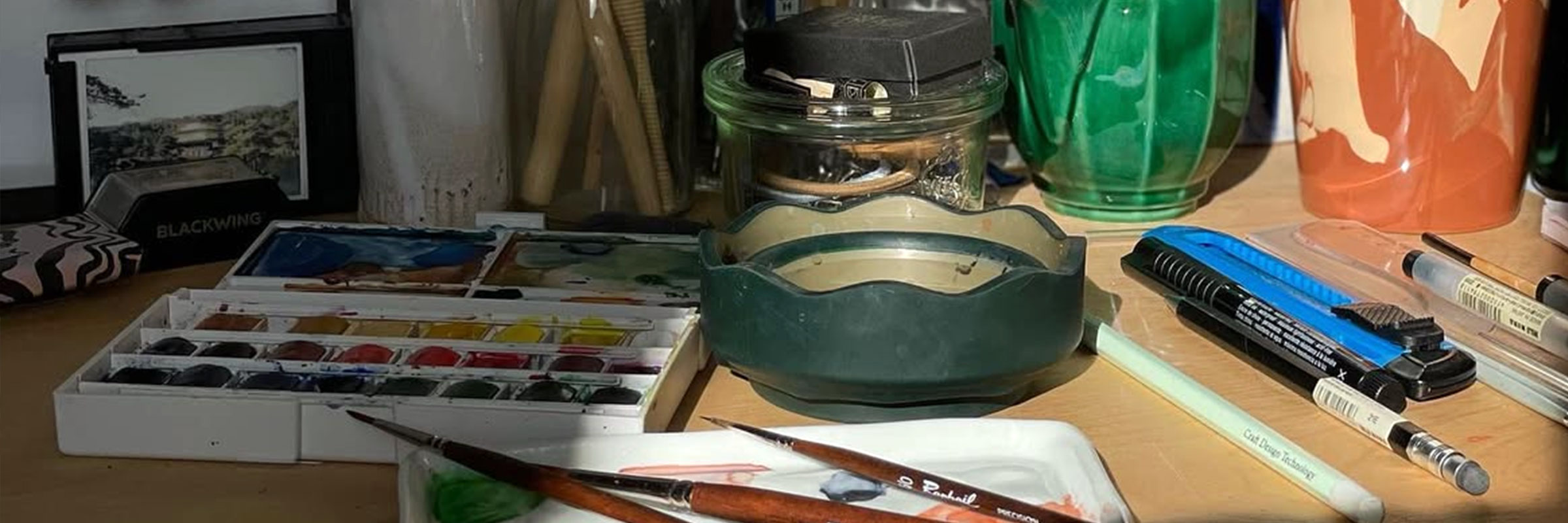 Palette de couleurs et pinceaux sur un bureau d'atelier