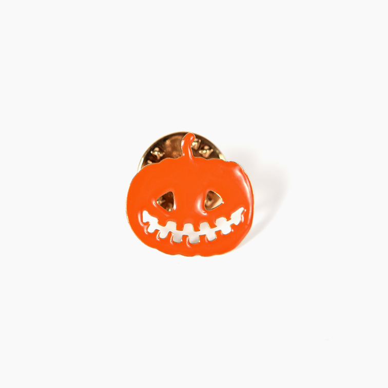 Découvrez le pin's Dorothy, une citrouille d'Halloween en laiton doré à l'or fin et émaillé orange. Un petit bijou fantaisie signé Titlee.