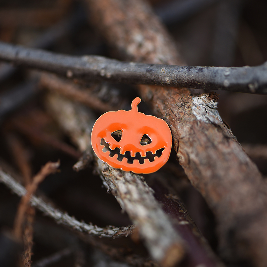 Découvrez le pin's Dorothy, une citrouille d'Halloween en laiton doré à l'or fin et émaillé orange. Un petit bijou fantaisie signé Titlee.